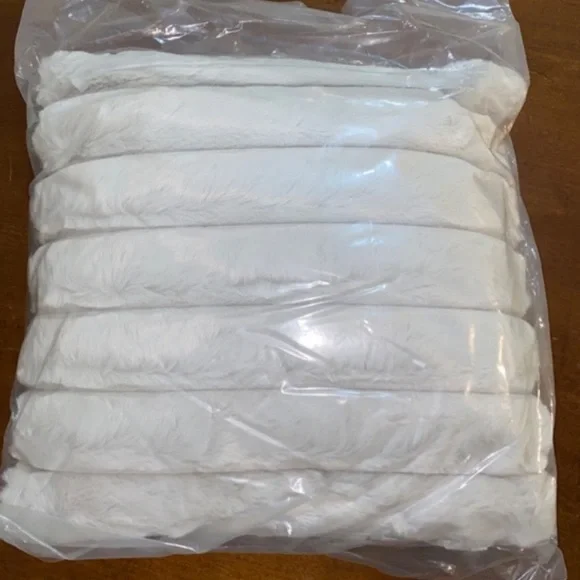 PUFFER FAUX FUR PILLOW - Picture 7 of 8